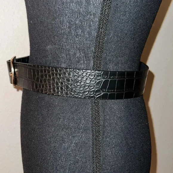 Banana Republic Women’s Black Vegan Leather Crocodile Embossed Belt - Picture 4 of 16